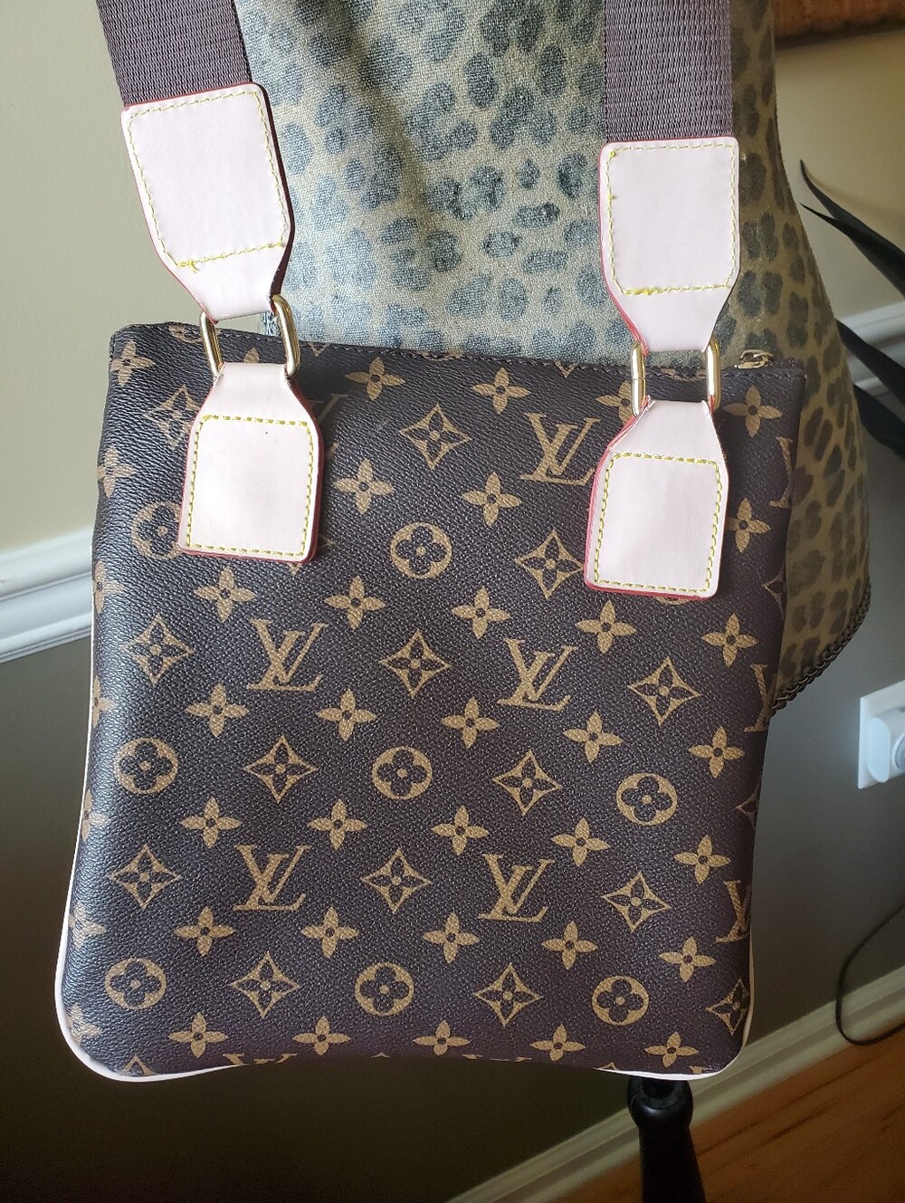 Cross Body Bag - Picture 6 of 9
